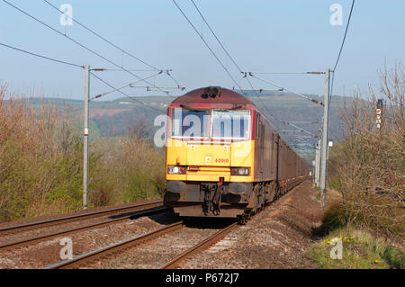 A trainload von Gips aus Kraftwerk Drax für die Verarbeitung in der newbiggin Werke von British Gypsum Rennen bis die Aire Tal gebunden. April 2005. Stockfoto