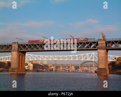 Eine Trans-Penine Service nähert sich Ende der Reise als Liverpool Lime Street - Newcastle Service die Tyne Bridge auf dem Weg nach Newcastle Bahnhof kreuzt. Keine Stockfoto