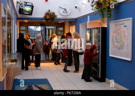 Ein Blick auf das Ticket Bahnhofshalle und Getränkeautomat Bereich an der Warwick Parkway. Februar 2005. Stockfoto