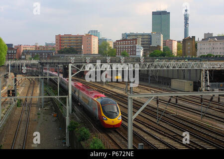 Ein Virgin Trains Pendolino ist hier auf der Ansatz nach London Euston Station gesehen. Das Wahrzeichen BT Tower können am Horizont gesehen werden. 2004. Stockfoto