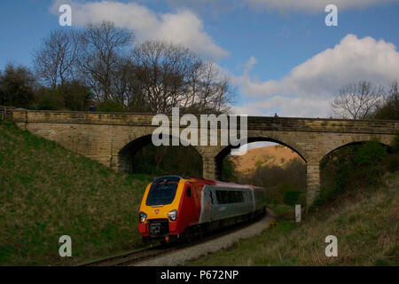 Eine Jungfrau Voyager ist hier bei Darnholme gesehen auf der North Yorkshire Moors Railway Rubrik für Pickering kurz nach Verlassen Grosmont Station während eines Stockfoto