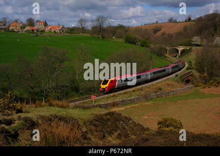 Eine Jungfrau Voyager ist hier bei Darnholme gesehen auf der North Yorkshire Moors Railway Rubrik für Pickering kurz nach Verlassen Grosmont Station während eines Stockfoto