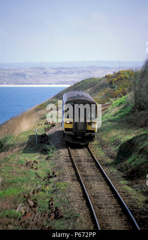 Ein Wessex Trains Class 153 Ansätze St. Ives auf der Küstenstraße nebenbahn zwischen St. Erth und St. Ives in Cornwall. C2000 Stockfoto