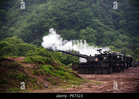 Us-Soldaten im ersten Bataillon "Drachen", 82nd Field Artillery Regiment, 1st Armored Brigade Combat Team, 1.Kavallerie Division, koordinieren Brände können 10 mit Südkoreanischen Artillerie Batterien aus dem 26. mechanisierte Infanterie Division Artillerie. Die Ausübung, weniger als 6 Meilen von der entmilitarisierten Zone zwischen Nord- und Südkorea, gehörten 30 selbstfahrende Artillerie aus den USA und Südkorea. (U.S. Armee Foto: Staff Sgt. Keith Anderson, 1st Armored Brigade Combat Team Public Affairs, 1. Cav. Div.) Stockfoto