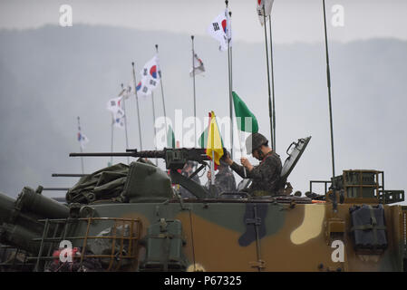 Südkoreanische Soldaten USE Flags, zusätzlich zu anderen Methoden, die genau zu der Zeit Artillerieangriffe, bei einer gemeinsamen US-amerikanische und südkoreanische Artillerie übung Mai 10. Us-Armee Soldaten aus dem 1 Battalion, 82nd Field Artillery Regiment, 1st Armored Brigade Combat Team, 1.Kavallerie Division, leitete die Übung mit Südkoreanischen Batterien aus dem 26. mechanisierte Infanterie Division Artillerie. (U.S. Armee Foto: Staff Sgt. Keith Anderson, 1st Armored Brigade Combat Team Public Affairs, 1. Cav. Div.) Stockfoto