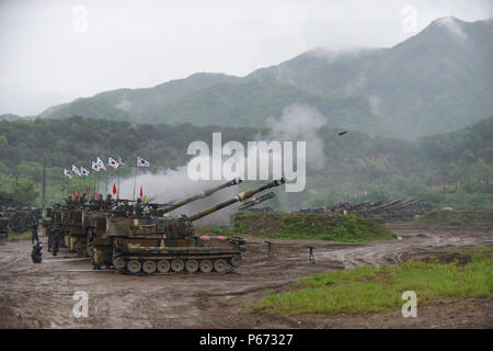 Südkoreanische Soldaten des 231St Field Artillery Battalion, 26 mechanisierte Infanterie Division Artillery, koordinieren Brände können 10 Während eines gemeinsamen Artillerie Übung mit US-Soldaten aus dem 1 Battalion, 82nd Field Artillery Regiment, 1st Armored Brigade Combat Team, 1.Kavallerie Division. Die Ausübung, weniger als 6 Meilen von der entmilitarisierten Zone zwischen Nord- und Südkorea, gehörten 30 selbstfahrende Artillerie aus den USA und Südkorea. (U.S. Armee Foto: Staff Sgt. Keith Anderson, 1st Armored Brigade Combat Team Public Affairs, 1. Cav. Div.) Stockfoto