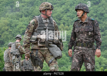 Oberstleutnant Douglas Hayes, Commander, 1st Battalion, 82nd Field Artillery Regiment, 1st Armored Brigade Combat Team, 1.Kavallerie Division, und Republik Korea Armee Oberst Seong Ik gesungen, Commander, 26 mechanisierte Infanterie Division Artillerie, den Fortschritt einer koordinierten, gemeinsamen Artillerie Übung diskutieren Mai 10. Die Ausübung, weniger als 6 Meilen von der entmilitarisierten Zone zwischen Nord- und Südkorea, gehörten 30 selbstfahrende Artillerie aus den USA und Südkorea. (U.S. Armee Foto von Kapitän John DePinto, 1st Battalion, 82nd Field Artillery Regiment, 1 ABCT) Stockfoto
