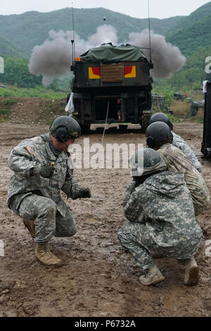 Us-Soldaten aus dem 1 Battalion, 82nd Field Artillery Regiment, 1st Armored Brigade Combat Team, 1.Kavallerie Division, Feuer ein M109A6 Paladin mit einem 50-Fuß-Lanyard während einer koordinierten, gemeinsamen Artillerie Übung 10. Mai mit der Republik Korea Armee 26 mechanisierte Infanterie Division Artillerie. (U.S. Armee Foto von Kapitän John DePinto, 1st Battalion, 82nd Field Artillery Regiment, 1 ABCT) Stockfoto