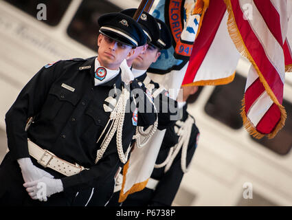 Ein Polizei Flagge Detail wartet in den Farben während der während der Frieden der Offiziere Gedenkveranstaltung 16. Mai in Fort Walton Beach, Fla. Die Zeremonie war gefallenen Polizisten aus dem Vorjahr zu ehren, indem ihre Namen vorlesen. Sicherheitskräfte Flieger von Eglin und Hurlburt Field besucht und an der Veranstaltung teil. Die Zeremonie ist eine von vielen Veranstaltungen während der Nationalen Polizei Woche. (U.S. Air Force Foto/Samuel King Jr.) Stockfoto