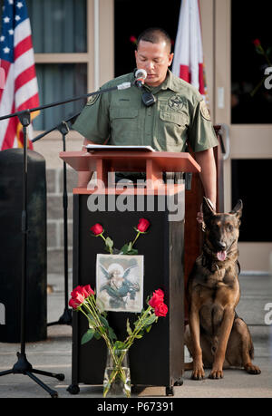 Büro Hundeführer eine Okaloosa County Sheriff's liest aus die Namen der Gefallenen K-9s Während der Frieden der Offiziere Gedenkveranstaltung 16. Mai in Fort Walton Beach, Fla. Die Zeremonie war gefallenen Polizisten aus dem Vorjahr zu ehren, indem ihre Namen vorlesen. Sicherheitskräfte Flieger von Eglin und Hurlburt Field besucht und an der Veranstaltung teil. Die Zeremonie ist eine von vielen Veranstaltungen während der Nationalen Polizei Woche. (U.S. Air Force Foto/Samuel King Jr.) Stockfoto