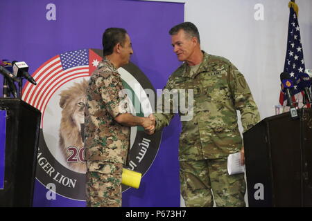 Us-Armee Generalmajor Ralph H. Groover III, US Central Command Direktor der Übungen und Ausbildung Direktion und Brig. Gen. Fahad Al-Damin, Direktor der gemeinsame Schulungen für die jordanische Armee Hände schütteln am Ende einer Pressekonferenz während der Übung eifrig Lion16 am jordanischen Special Operations Command militärisches Hauptquartier in Amman, Jordanien, 15. Mai eifrig Lion16 ist ein US-Militär bi- Übung mit dem Haschemitischen Königreich Jordanien, die Beziehungen und die Interoperabilität zwischen den Nationen zu stärken. (U.S. Marine Corps Foto durch. Lance Cpl Alejandro D Stockfoto