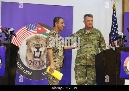 Us-Armee Generalmajor Ralph H. Groover III, US Central Command Direktor der Übungen und Ausbildung Direktion und Brig. Gen. Fahad Al-Damin, Direktor der gemeinsame Schulungen für die jordanische Armee posieren für Fotos am Ende einer Pressekonferenz während der Übung eifrig Lion16 am jordanischen Special Operations Command militärisches Hauptquartier in Amman, Jordanien, 15. Mai eifrig Lion16 ist ein US-Militär bi- Übung mit dem Haschemitischen Königreich Jordanien, die Beziehungen und die Interoperabilität zwischen den Nationen zu stärken. (U.S. Marine Corps Foto durch. Lance Cpl Alejand Stockfoto