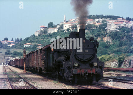 Eine jugoslawische Staatsbahn 28 Klasse 0-10-0 bei Stanjel auf der Linie zwischen Nova Gorica und Sezana im August 1972. Diese ehemalige österreichische 0-10-0 s waren desi Stockfoto