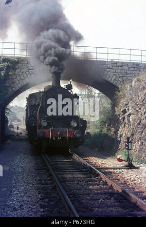 Eine jugoslawische Staatsbahn 28 Klasse 0-10-0 bei Stanjel auf der Linie zwischen Nova Gorica und Sezana im August 1972. Diese ehemalige österreichische 0-10-0 s waren desi Stockfoto