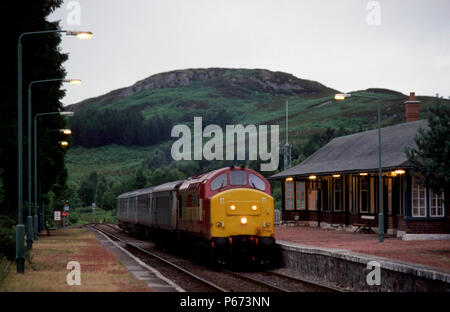 Ein EWS-Class 37 Lokomotive zieht ein scotrail Caledonian Sleeper Service in Tulloch Station, wo es, Fahrgäste pick vor der Abreise für Lond Stockfoto