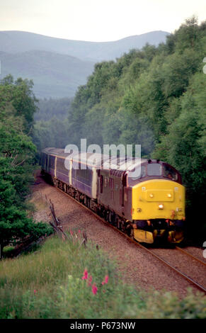 Ein EWS-Class 37 Lokomotive zieht ein scotrail Caledonian Sleeper Service in Richtung Süden kurz nach Verlassen Tulloch station. Dieser Zug begann seine journe Stockfoto