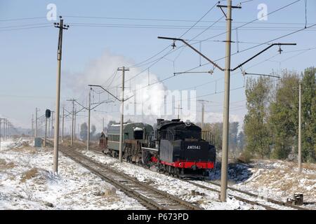 Ein ex China Eisenbahn SY Klasse 2-8-2 Fahrten zwischen zeche Nr. 3 und Nr. 4 in Pingzhuang im Oktober 2006. Stockfoto