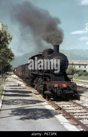 Ein FS Italienische Eisenbahn 740 Klasse 2-8-0 Köpfe ein Güterzug in der Nähe von cornuda im August 1971. Stockfoto