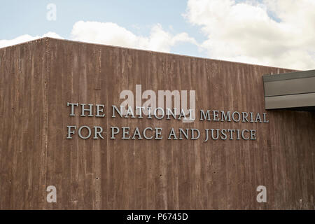 Eingang zum National Memorial für Frieden und Gerechtigkeit Museum und das Denkmal der Frieden, Gerechtigkeit zu fördern, die Bürgerrechte in Montgomery Alabama, USA. Stockfoto