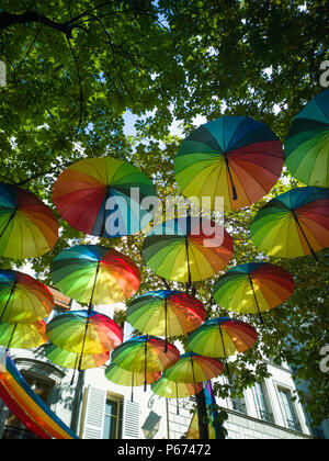 Die Gay Pride in Paris, Dutzende von Regenschirmen in den Farben des Regenbogens wurden aufgehängt. Stockfoto