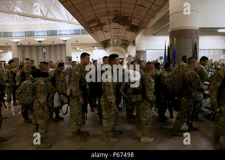 Soldaten auf die 863Rd Ingenieur Bataillon zugeordnet, 282 Engineer Company, 945th Engineer Detachment, 313 Umfrage und Ingenieur Loslösung, alle Armee-reserve Einheiten, und die 204 Techniker Loslösung, Ohio Army National Guard, bearbeitet und vor dem Einsteigen an den Silas L. Copeland Anreise/Abreise Flugplatz Kontrollgruppe hier Kann 2 manifestiert. Stockfoto