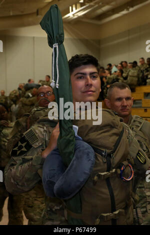 Soldaten zu 863Rd Ing. zugeordnet Bn., 282 Eng. Co., 945Th Eng. Det., 313 SD-Eng. Det., alle Einheiten, und die 204 Eng. Det., Ohio Army National Guard, machen sich auf den Weg zum Flugzeug an den Silas L. Copeland Anreise/Abreise Flugplatz Kontrollgruppe hier Mai 2. Stockfoto