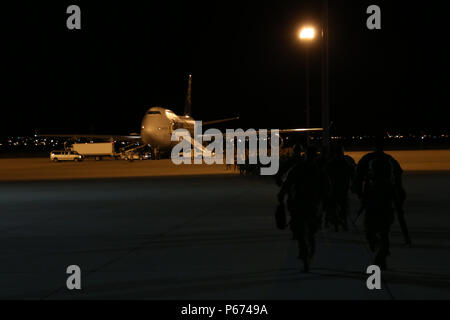 Soldaten zu 863Rd Ing. zugeordnet Bn., 282 Eng. Co., 945Th Eng. Det., 313 SD-Eng. Det., alle Einheiten, und die 204 Eng. Det., Ohio Army National Guard, machen sich auf den Weg zum Flugzeug an den Silas L. Copeland Anreise/Abreise Flugplatz Kontrollgruppe hier Mai 2. Stockfoto