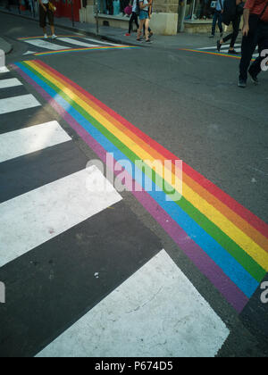 Die Gay Pride in Paris Fußgängerzone crosswalks vorbereiten waren in den Farben des Regenbogens bemalt. Stockfoto