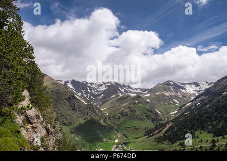 Blick über das Tal Vall de Nuria in der Pyreneean Berge, Katalonien, Spanien Stockfoto