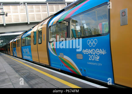 Farbgebung und Logo der Londoner Olympia-bewerbung auf die U-Bahn am Bahnhof Stratford. November 2004 Stockfoto