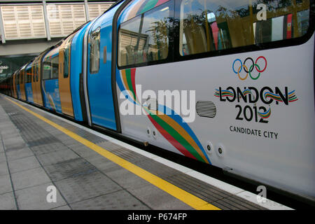 Farbgebung und Logo der Londoner Olympia-bewerbung auf die U-Bahn am Bahnhof Stratford. November 2004 Stockfoto