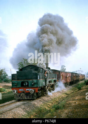 Lokale Passagier Indian Railways WM Klasse 5'6''-Manometer 2-6-4T Nr. 13022 durch die Vulkanier Gießerei Lancashire 1951 Leiter einer Zweigniederlassung Zug zwischen Jamal gebaut Stockfoto