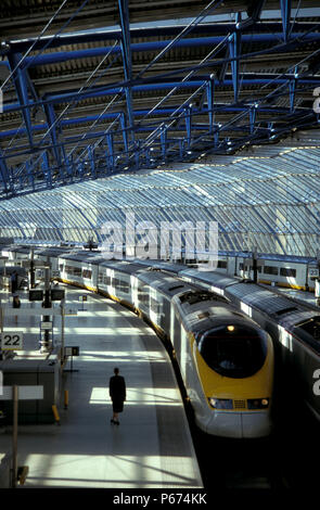 Der Londoner Bahnhof Waterloo mit dem Eurostar Zug am Bahnsteig warten. C 1995 Stockfoto