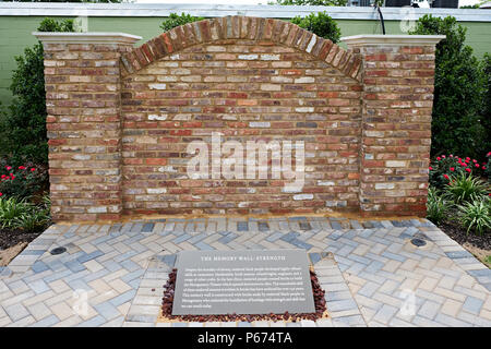 Die Anlage und der Speicher Wand an der Nationalen Gedenkstätte für Frieden und Gerechtigkeit Museum und das Denkmal in Montgomery Alabama, USA, eine zivile Rechte Wahrzeichen. Stockfoto