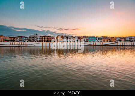 Blaugrün und Orange Blick auf den Fluss Guadalquivir und Stadtteil Triana in Sevilla, Andalusien, Spanien Stockfoto