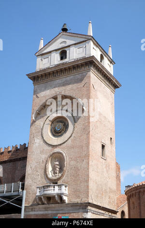 Clock Tower von Palast von Grund (Palazzo della Ragione mit dem Torre dell'Orologio) in Mantua, Italien Stockfoto