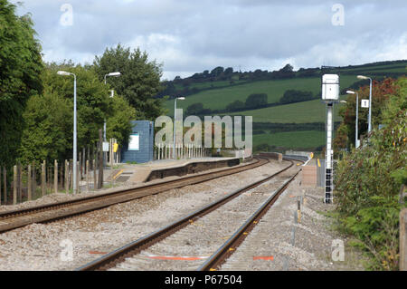 Die Great Western Railway 2004. Kidwelly. Blick vom Bahnübergang nach Carmarthen [DOWN] suchen. Stockfoto