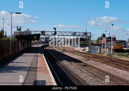 Die Great Western Railway 2004. Blick vom östlichen Ende der Plattform 1 von Gloucester Bahnhof in Richtung Cardiff Cardiff zu suchen, als Nottingham Service d Stockfoto