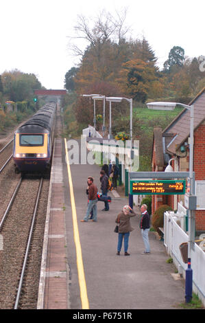 Der Great Western Railway. Blick vom Bahnhof Steg bei pewsey als Plymouth - Paddington service Ansätze. Oktober 2004. Stockfoto