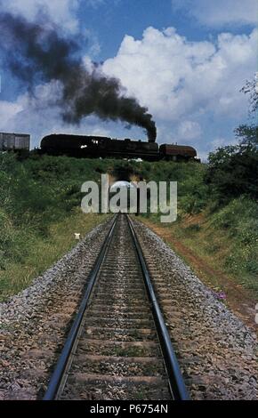 Mombasa Spirale. East African Railway 59 Klasse 2-8-4 +4-8-2 Garratt Nr. 5922 'Mount Blackett' im Inland von Mombasa am Indischen Ozean klettert. Diese Stockfoto