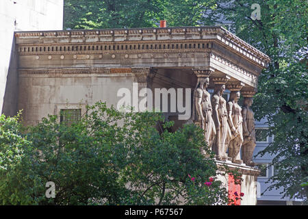 London, Stadtteil Camden die Reihe der karyatiden am östlichen Ende der St Pancras neue Kirche in die Euston Road Stockfoto