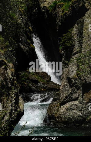 Salz de Fontalba Wasserfall an dem Punkt, wo sie den Rio de Nuria Fluss im Tal Vall de Nuria, Katalonien, Spanien Stockfoto