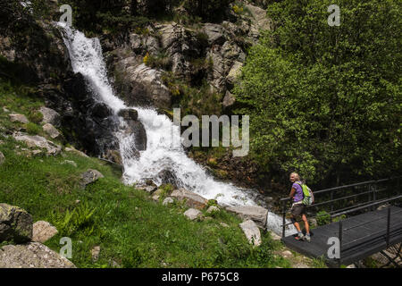 Salz de Fontalba Wasserfall an dem Punkt, wo sie den Rio de Nuria Fluss im Tal Vall de Nuria, Katalonien, Spanien Stockfoto