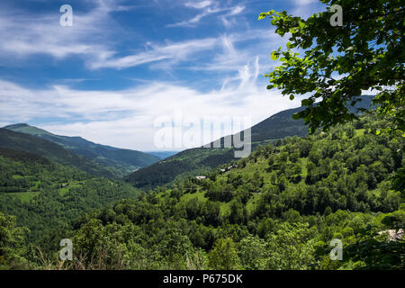 Blick hinunter vom Vall de Nuria in Richtung Palamós, Pyrenäen, Katalonien, Spanien Stockfoto