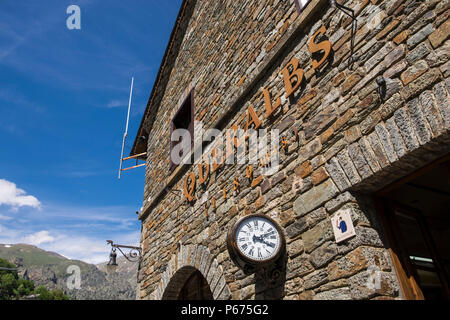 Fassade aus Stein und Namensschild auf Queralbs Bahnhof auf der Cremellera Zahnstange und Ritzel Zug durch das Vall de Nuria, Katalonien, Spanien Stockfoto