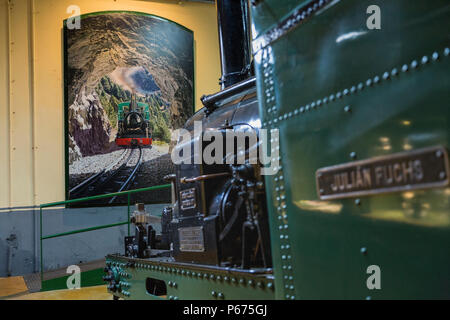 Alte Dampfmaschine und Plakat der Cremellera Zahnstange und Ritzel Zug der Linie im Museum de Fresser, Katalonien, Spanien Stockfoto