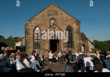 Die Silberband des Dorfes, lokale Musiker, die Geliebte der Schule fotografiert einige ihrer Schüler. Das Publikum sieht ihnen zu. Sie spielen auf dem Vorplatz der Wesleyan Reform Chapel. Youlgreave, Yorkshire England 2018, 2010er Jahre, HOMER SYKES Stockfoto