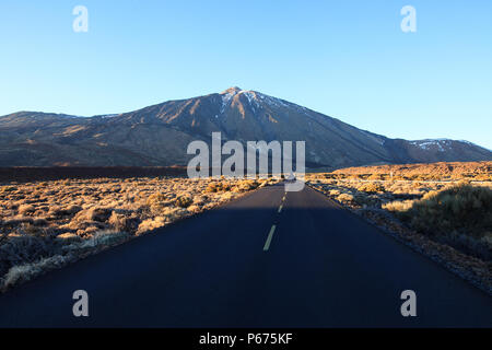 Leere Straße zum Mount Teide auf Teneriffa, Kanarische Inseln, Spanien. Reisen Hintergrund. Welt entdecken Stockfoto