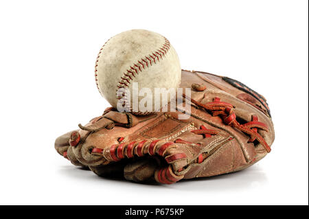 Alte vintage Baseball Handschuh mit dem Baseball isoliert auf weißem Hintergrund Stockfoto