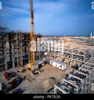 Baustelle mit Kran, Beton und Stahl Verstärkungen, Stockfoto